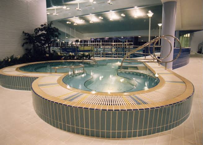 norriei's tweet photo. @KeyTryer I mean my local pool kinda looked like poolrooms especially in the late 90s/early 2000s https://t.co/4f34hexh2n