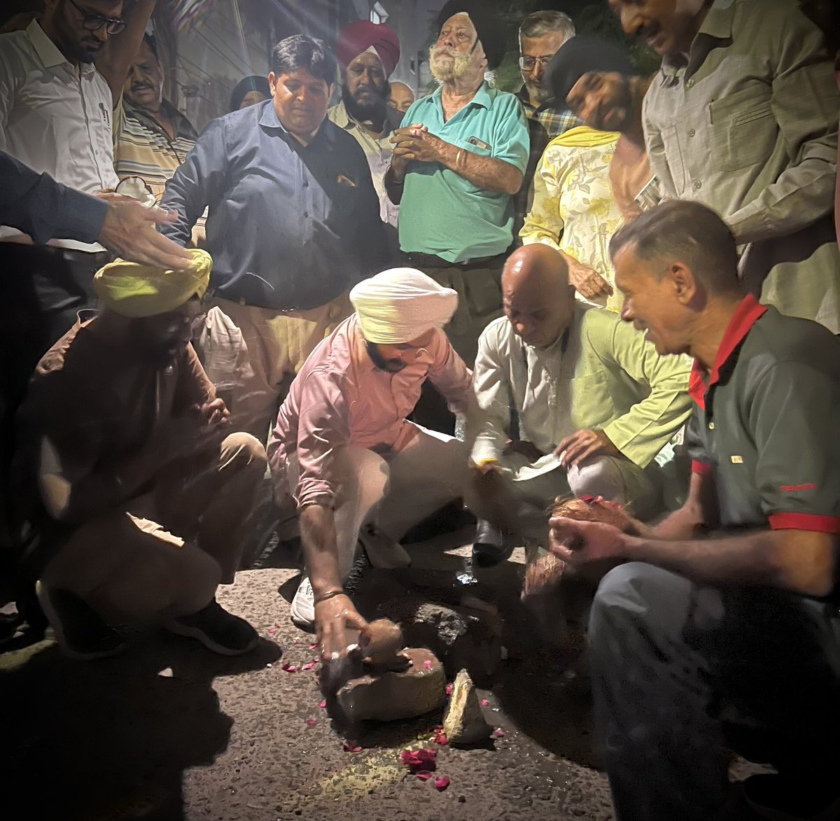 JarnailSinghAAP's tweet photo. आप की सरकार ✨ काम दमदार..💪🏻
23, 24 ब्लॉक तिलक नगर के निवासियों की शिकायत पर कार्रवाई करते हुए सीवर की नई लाइन का शुभारंभ कर क्षेत्रवासियों का आशीर्वाद लिया,
सभी को शुभकामनाएं..💐
#TilakNagarDevelopment #PublicForProgress #MLAAtYourDoor
@ArvindKejriwal @AamAadmiParty @AtishiAAP