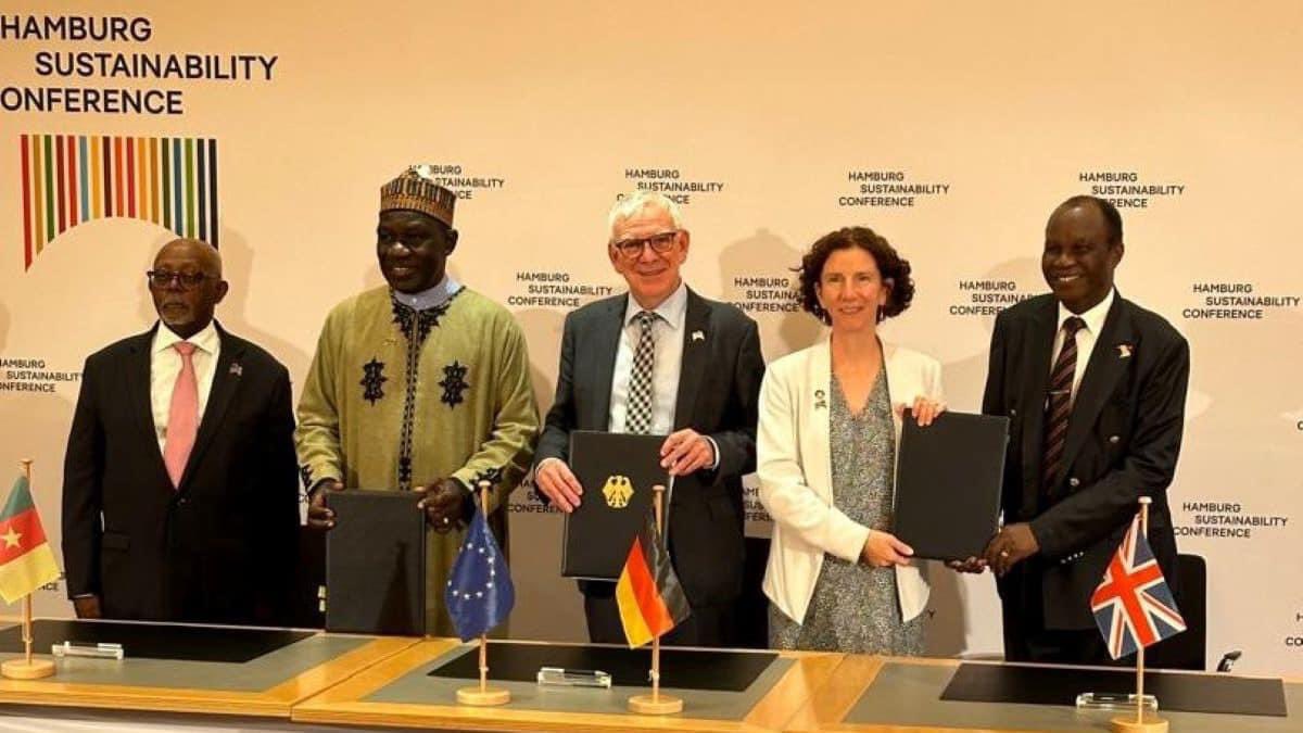 sohconsulting's tweet photo. #Cocoa: #Cameroon obtains financial support in #Germany to comply with #European standards

During the Conference on Sustainable Development in #Hamburg, Cameroon obtained financing of more than 1,400 billion CFA francs, part of which is intended to help small cocoa producers https://t.co/nte8JV0HgR