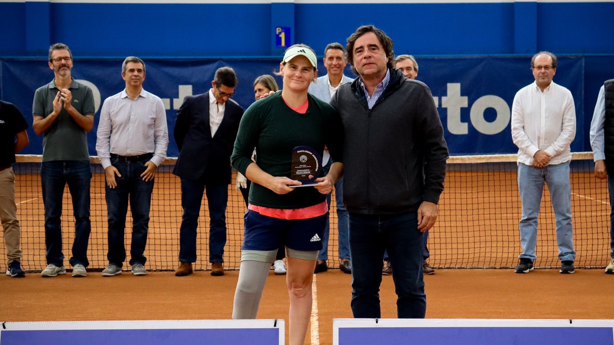 A quartet of 🇬🇧 trophies from the Porto International 🇵🇹 👉 bit.ly/403NWnd

<a href="/TennisJoshua/">Joshua Johns Wheelchair Tennis</a> - Men's doubles champion and men's singles finalist
<a href="/CorneliaTennis/">Cornelia.O</a> - Women's singles and doubles finalist

📸 clube de tenis do porto

#BackTheBrits 🇬🇧 | #wheelchairtennis