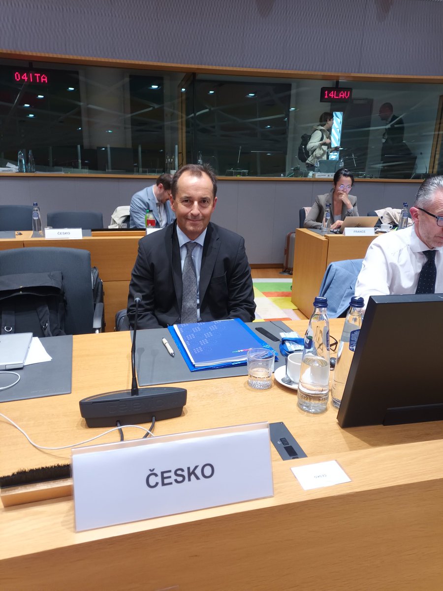 Very proud to represent 🇨🇿 at the Dialog between the EU and Latin America in Brussels and to meet the Exec. President of Drug Agency 🇵🇪 <a href="/DEVIDAPERU/">DEVIDA PERÚ</a> Carlos Figueroa. Drug trafficking and consumtion are on the rise in 🇪🇺 and dialog with CELAC countries is therefore very important.