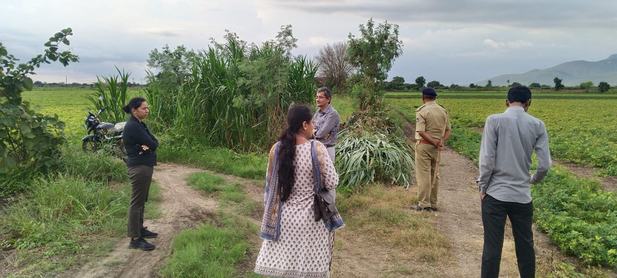 MAMmendarda's tweet photo. આજરોજ મામ.કોર્ટ એક્ટના હુકમની અમલવારી કરી નાગલપુર ગામે પોલીસ બંદોબસ્ત સાથે મામલતદાર, સર્કલ ઓફિસર અને મહેસુલી તલાટી દવારા રસ્તો ખુલ્લો કરવામાં આવેલ. https://t.co/HGoGIMNrmc