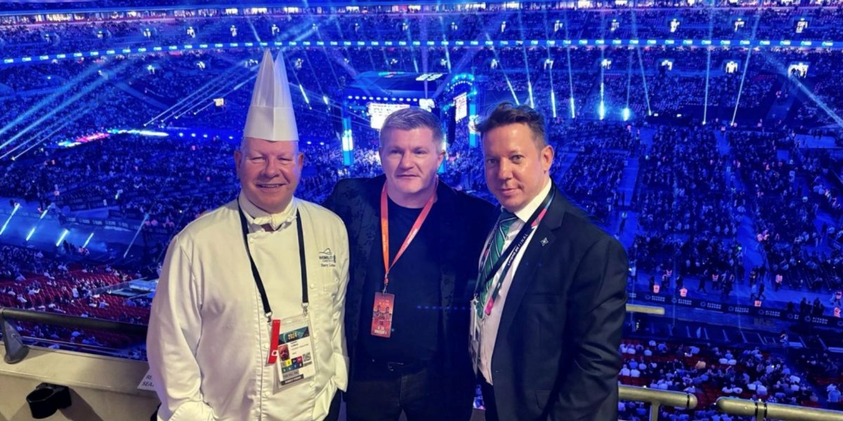 Ricky ‘The Hitman’ Hatton marked a major hospitality milestone during the recent Joshua v Dubois heavyweight title showdown at Wembley. He was Delaware North's 190,000th hospitality guest of 2024 <a href="/DelawareNorthUK/">Delaware North UK</a> 

contractcateringmagazine.co.uk/story.php?s=20…