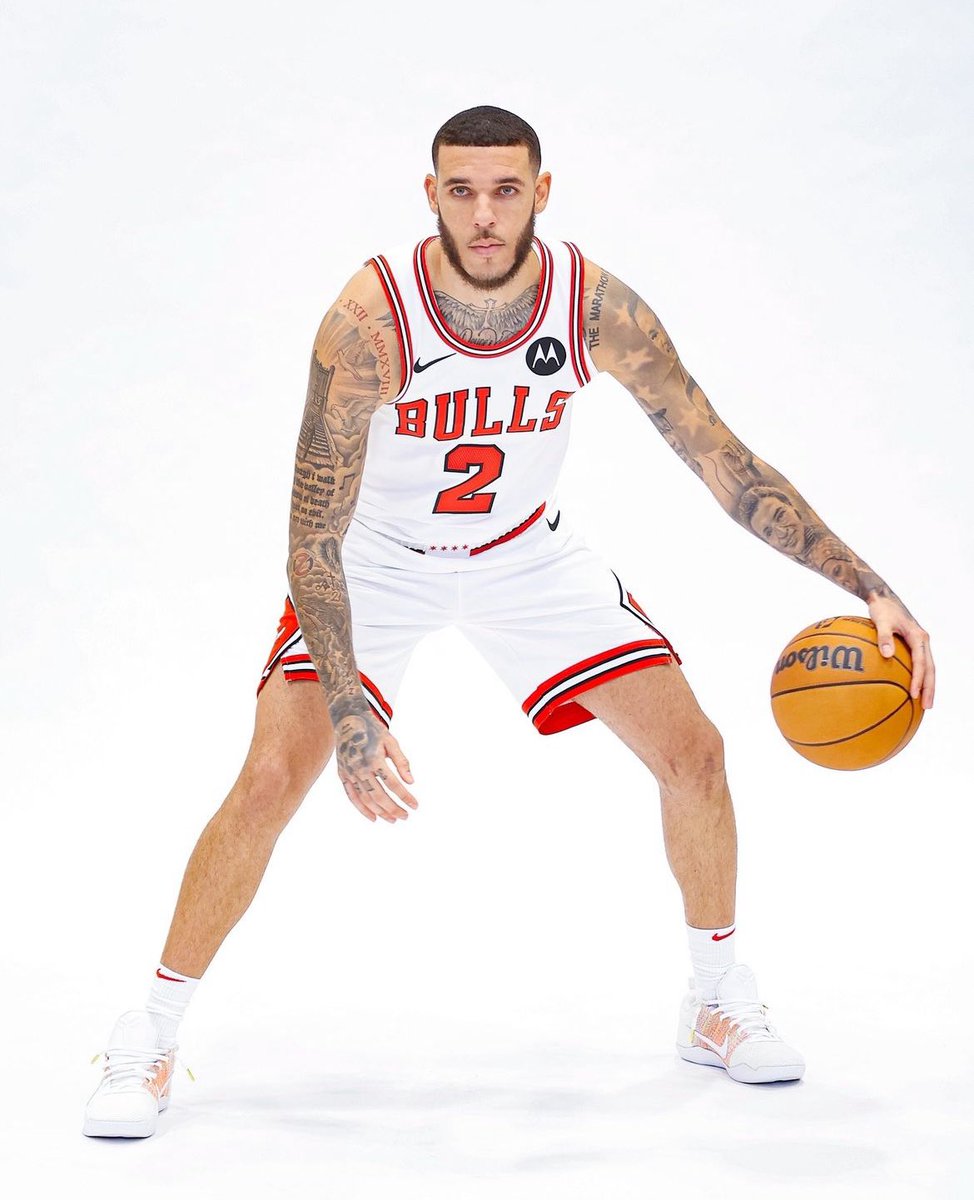 50NuancesDeNBA's tweet photo. 🚨 LONZO BALL EST DE RETOUR !!! 👀

Selon @ShamsCharania, le meneur des Bulls va ENFIN faire son grand retour sur les parquets mercredi soir face aux Wolves !

Trop content pour lui, 33 mois après son dernier match…🤯🔙 https://t.co/plAEil5gSP