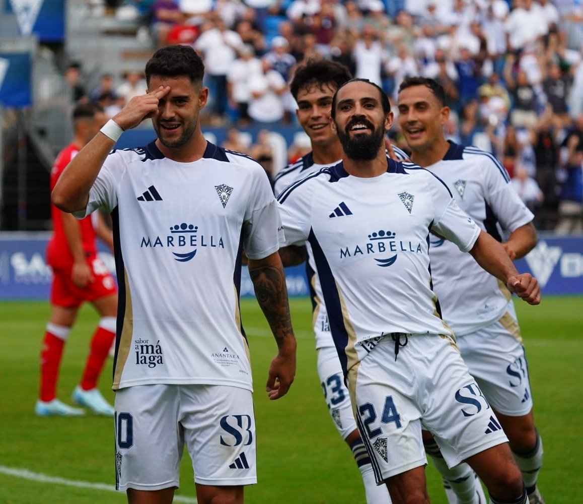 PrimeraRFEFStat's tweet photo. El partido del domingo entre #RealMurciaCF y #MarbellaFC, puede dar un golpe sobre la mesa en el grupo 2 de #PrimeraRFEF.

Los granas son líderes, pero el club marbellí (con un partido menos) se coloca a tan solo 2 puntos.

Mientras tanto, el #HérculesCF busca su oportunidad. https://t.co/nebJGnoSdt