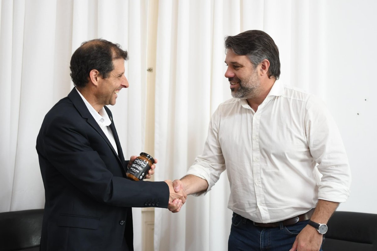 ✍️Se firmó un convenio con la Municipalidad de Magdalena para la continuidad del dictado de la Diplomatura Universitaria en Emprendimientos en el municipio <a href="/edegiusti/">eduardo a. de giusti</a>🤝<a href="/lihourcade/">Lisandro Hourcade</a> 
👉econo.unlp.edu.ar/facultad/conve…