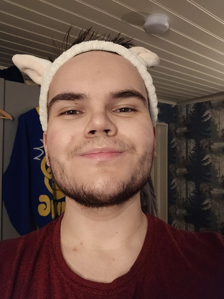 Xio345's tweet photo. 3-week beard sprouting up! https://t.co/fjYiil8rly
