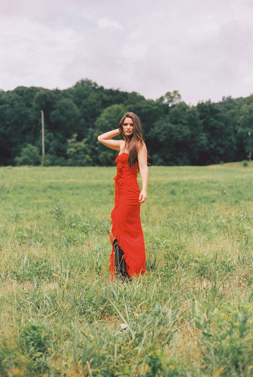 hannahgreyellis's tweet photo. A dreamy day for a photoshoot ✨ https://t.co/GIoxVF34P2