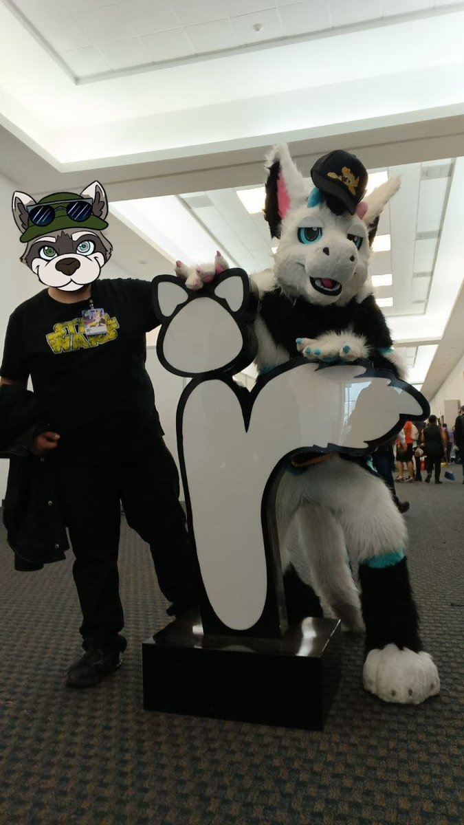 Pues una grata experiencia mi primera #Confuror.
Una foto con mi amigo <a href="/Fluffy_SR6/">Fluffy_SR6</a> 
#Confuror2024 #furry #fursuit