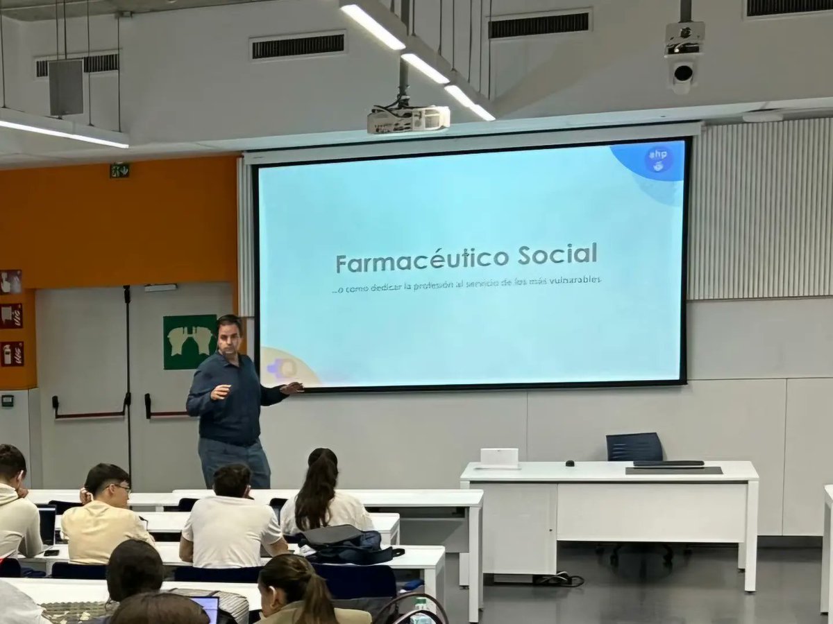 angelhuelamo's tweet photo. Jornada sobre #FarmacéuticoSocial en @loyolaand compartiendo espacio con dos referentes en este ámbito @xuchuzo y Manoll Machuca.

En marcha una nueva forma de entender #LoSocial y #LaSalud. 

@masquefarmaciaorg #Formación #SaludPública #SaludComunitaria https://t.co/IzG1xEDiJr