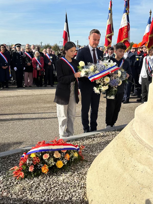 Académie de Versailles (@acversailles) on Twitter photo A Éragny, un vibrant hommage a été rendu à la mémoire de #SamuelPaty par le Secrétaire d’État <a href="/othmannasrou/">Othman Nasrou</a> en présence d'<a href="/OlivierWambecke/">Olivier Wambecke</a> DASEN 95, du <a href="/Prefet95/">Préfet du Val-d'Oise</a>, du maire <a href="/humbert_th/">Thibault Humbert</a>, des élus et des élèves d'Éragny. Un moment de recueillement solennel pour ne jamais oublier. A Éragny, un vibrant hommage a été rendu à la mémoire de #SamuelPaty par le Secrétaire d’État <a href="/othmannasrou/">Othman Nasrou</a> en présence d'<a href="/OlivierWambecke/">Olivier Wambecke</a> DASEN 95, du <a href="/Prefet95/">Préfet du Val-d'Oise</a>, du maire <a href="/humbert_th/">Thibault Humbert</a>, des élus et des élèves d'Éragny. Un moment de recueillement solennel pour ne jamais oublier.