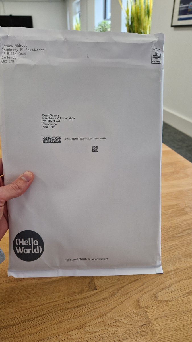 HelloWorld_Edu's tweet photo. UK subscribers, make sure you check your letter boxes when you're home, there might be something exciting from Hello World waiting for you 📘✨

Visit the link below to find out more about our free #CSEd magazine!

🔗 https://t.co/FsHm9rbyGa

#HelloWorldMagazine #GenerativeAI https://t.co/KsvGf6v0pd