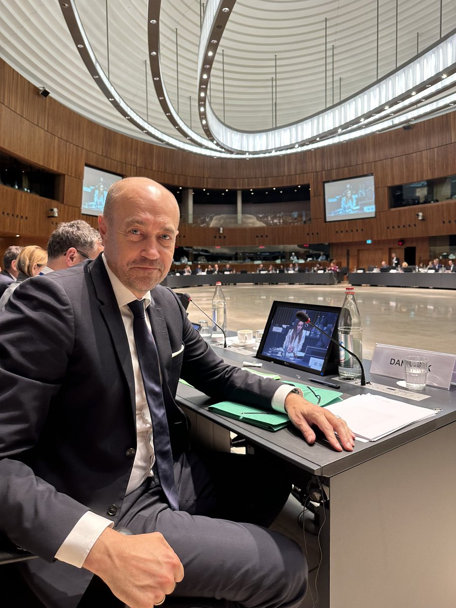 Her fra Danmarks plads har vi taget første skridt mod et kommende EU-forbud mod eksport af forbudte sprøjtemidler.
 
Vi skal nemlig ikke eksportere farlige sprøjtemidler, der kan have konsekvenser for menneskers sundhed og miljøet til lande uden for EU.

I EU har vi forbudt en