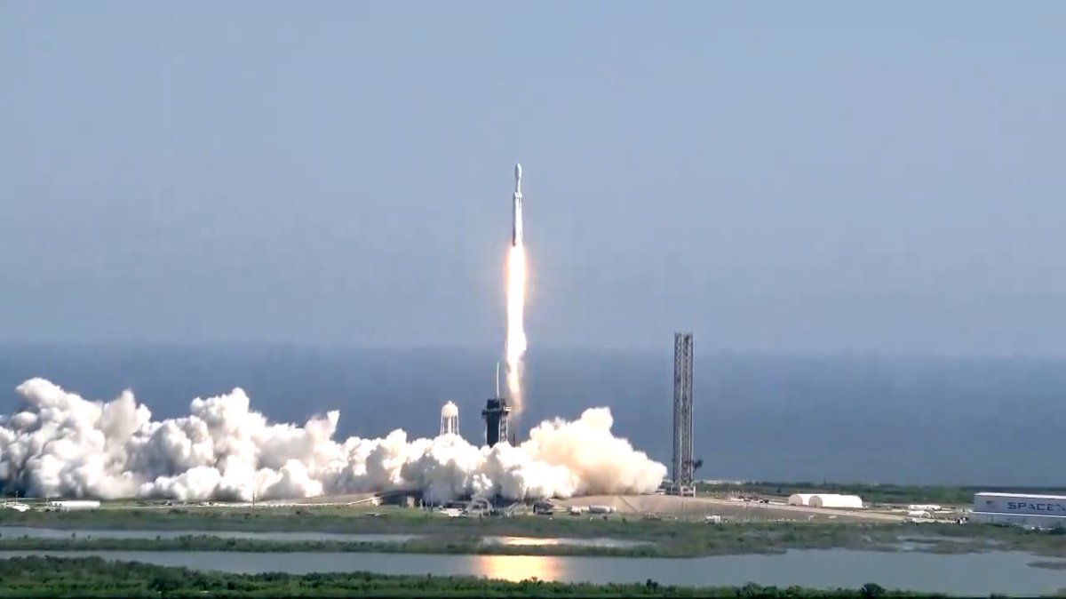 latestinspace's tweet photo. NASA's officially launches mission to explore Jupiter's icy moon Europa 🚀 

The spacecraft will arrive at Jupiter in 2030 https://t.co/fNq2F355MZ