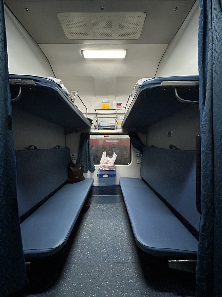 PantryCar's tweet photo. Back to Ooru after almost a week! ๐
Lower Berth today! โบ๏ธโบ๏ธโบ๏ธ
Puja holidays over! โน๏ธ
#7Mail #MASToSBC #Chennai #Bengaluru https://t.co/hYYaSxQvLC