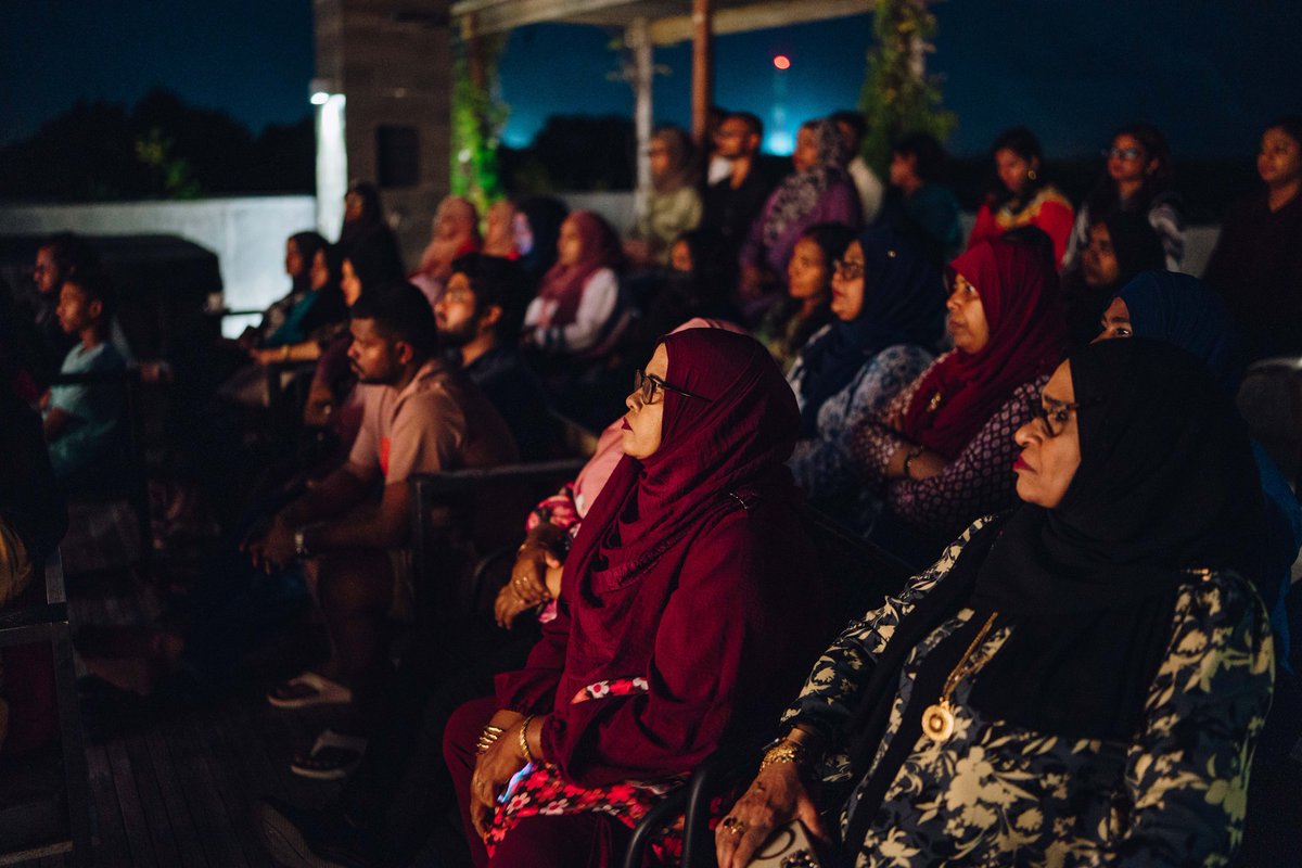 WomenInFvm's tweet photo. This short film dives deep with Hamna Hussain, @divewithhamty a scuba diver on the remote Maldivian island of Fuvahmulah 🇲🇻 We explored her journey of diving with sharks, often feared and misunderstood creatures.
🧵2/7 https://t.co/eNYlL2ErhJ