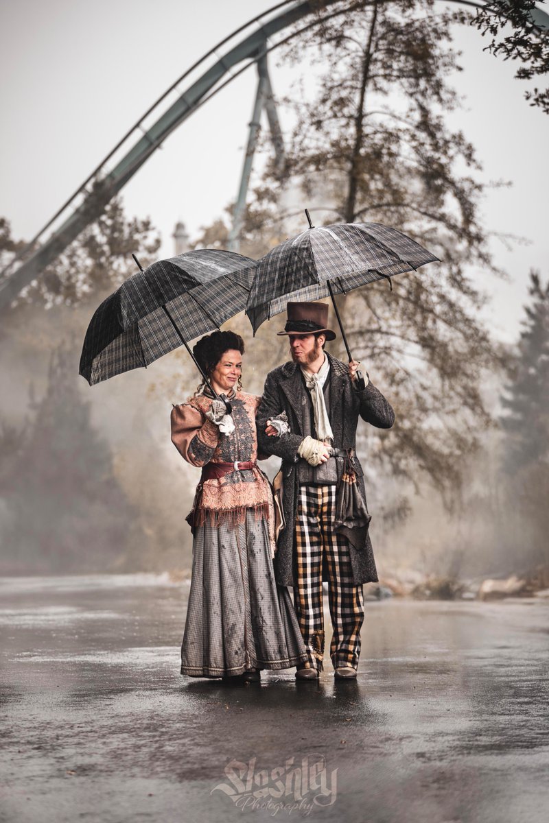 De Charlatans kwamen net van Rijksmijn Baron 1898 vandaan.. Wat zouden ze daar gedaan hebben..? 

#DanseMacabre #Efteling #Charlatan