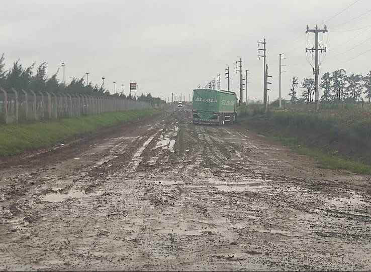 GalindezM3's tweet photo. Patinoso y embarrado. Así está este lunes uno de los caminos para acceder al complejo portuario de @COFCOINTL en #Timbúes, al norte del Gran Rosario. Industrias del primer mundo con rutas del tercero. https://t.co/LudknYavlL