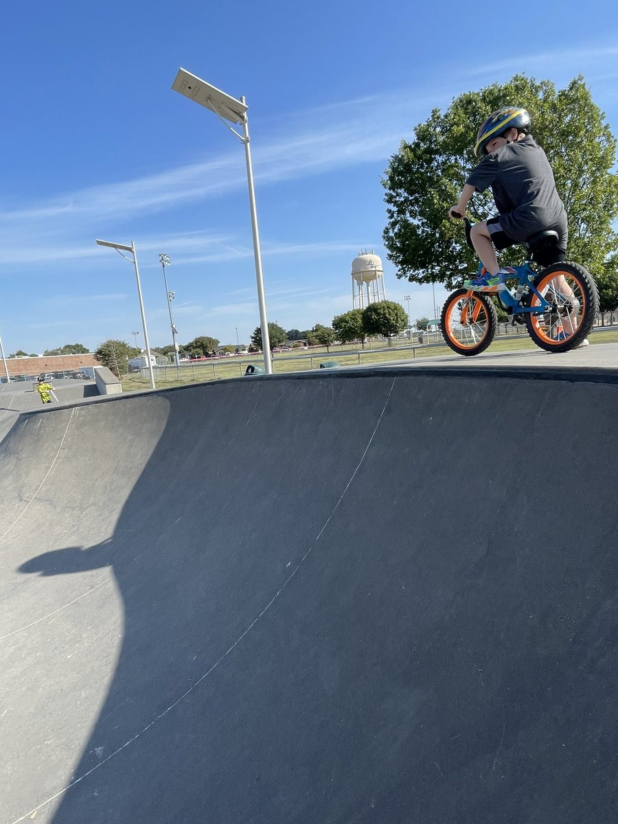 KnappKnowsHomes's tweet photo. Who’s loving the fall weather?? Early morning skate park run for the boys and me. @TheColonyTexas #dadlife #thecolony https://t.co/2cHwssLT5U