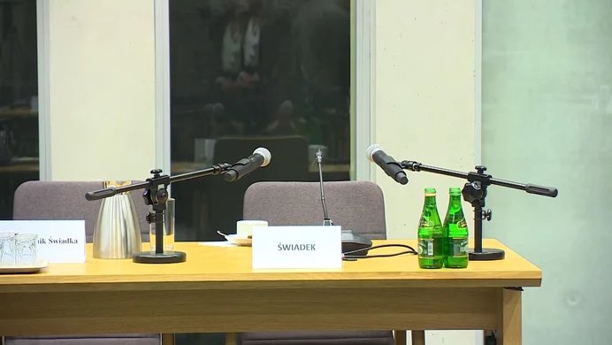 patriokrata's tweet image. Pomieszanie z poplątaniem‼️🤦

211 parlamentarzystów bierze dopłaty do mieszkania, jeden nawet na mieszkanie żony, ale afera jest dopiero wtedy, gdy bierze je małżeństwo polityków z KO! 

Facet chodzi po galeriach, bez problemu udziela wywiadów, jeździ samochodem do Brukseli, ale…