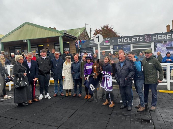 PaddyBrennan81's tweet photo. LELOOPA WINS 🏆 @HerefordRaces under a brilliant ride from @JohnnyBurke2 for the Paddy Brennan Racing Syndicate. Absolutely thrilled for everyone involved 🥂🏆🥇 https://t.co/Xg9GWsPMMk
