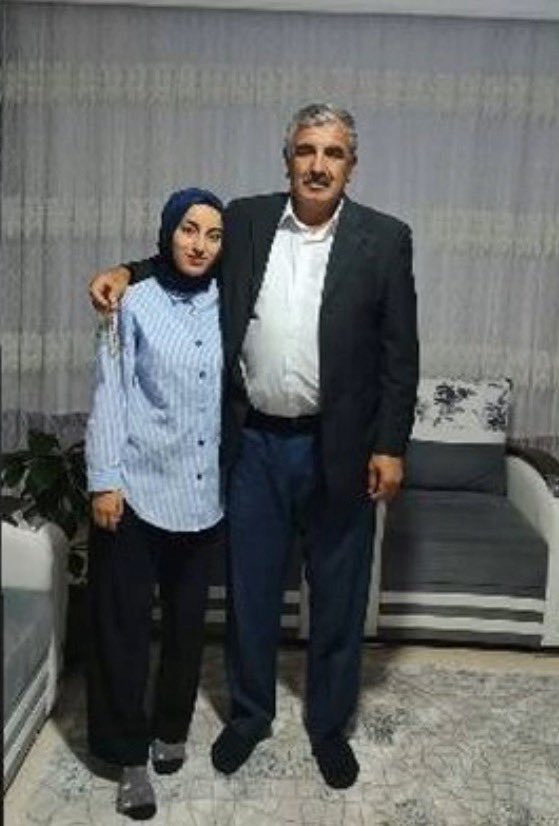 En az Narin kadar sahiplenmeliyiz 17 gün oldu Rojin’den bir iz yok. 17 gündür acılı bir Aile Van’da hapsolmuş durumda.!

#RojiniBulunArtık