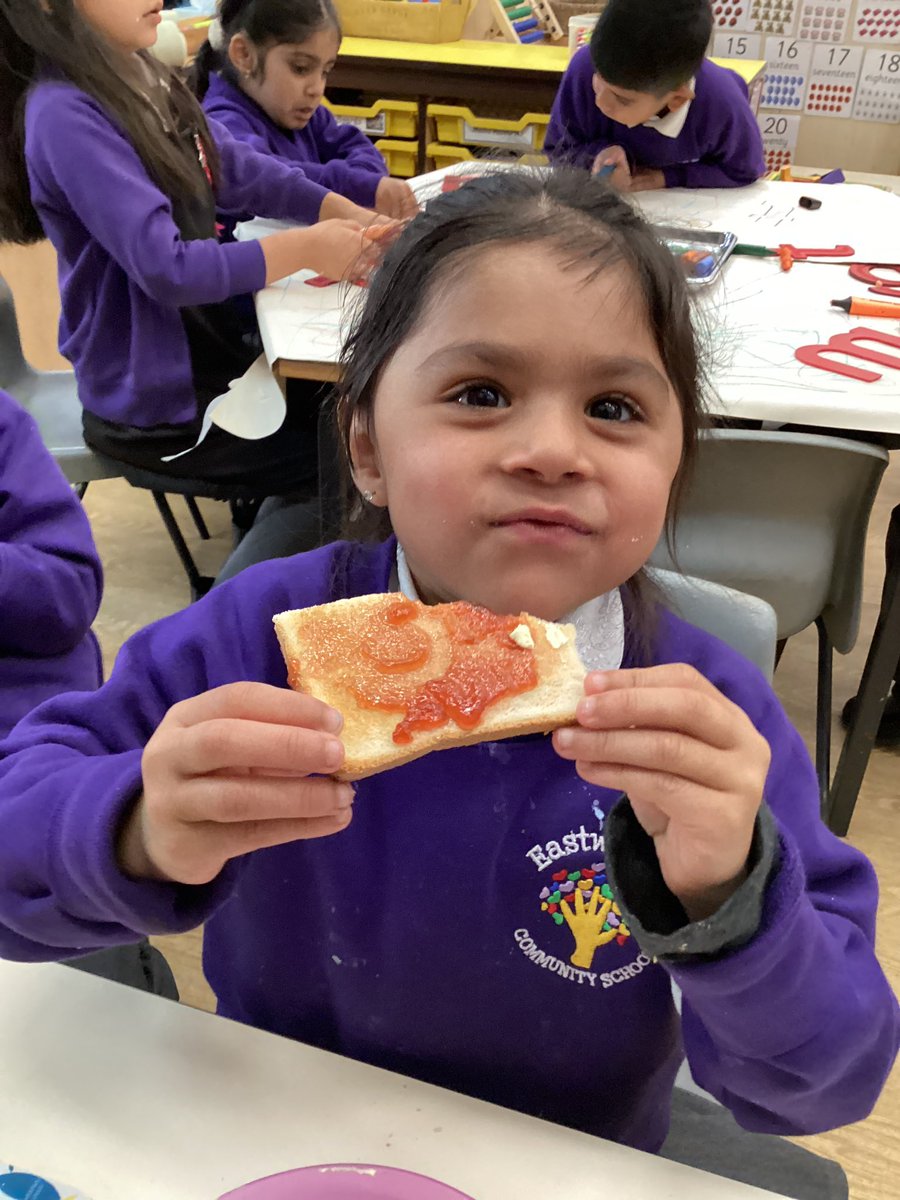 ECS_Keighley's tweet image. Reception prepared their own toasty snacks today.  #finemotordevelopment #makingchoices #Independence