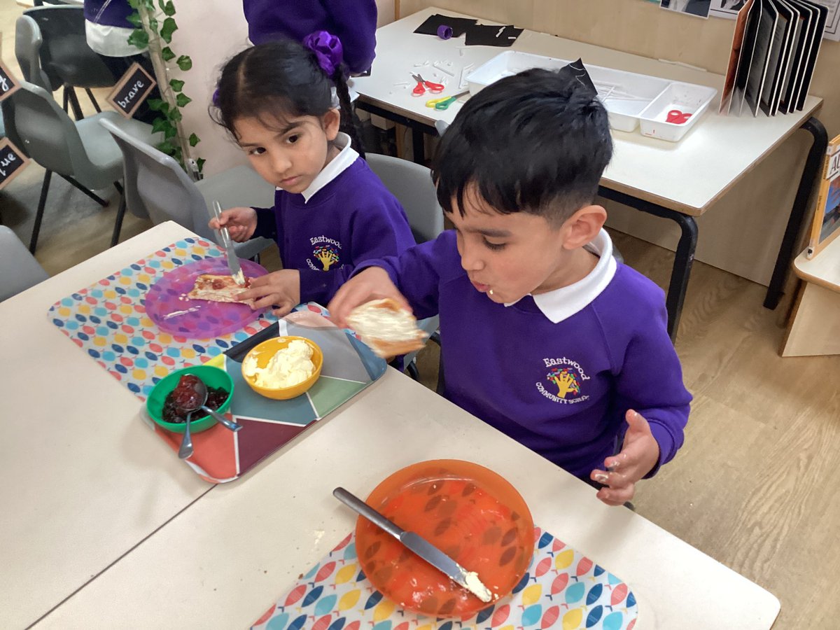 ECS_Keighley's tweet image. Reception prepared their own toasty snacks today.  #finemotordevelopment #makingchoices #Independence