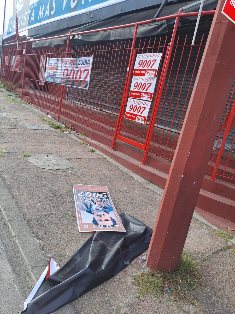 MarceloCaporale's tweet photo. Que se sigan preocupando de esto, que nosotros les vamos a ganar en Octubre y en Noviembre. 2do día que nos vandalizan el mejor club. Arriba la @9007ListaZubia @9007Via @GustavoZubia
Cómo les duele @AndresOjedaOk presidente! No nos pararán! https://t.co/xWBolLJexw