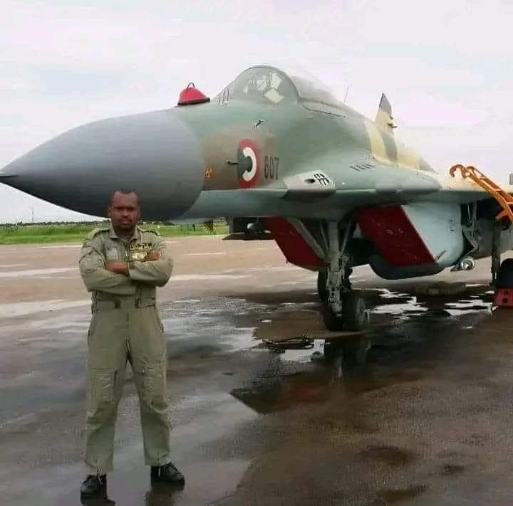 ahmedalgaili621's tweet image. الطيار المصري وهو يستعد لبل الجنجا 
.
#القوات_المسلحة_السودانية 
#السودان_ينتصر