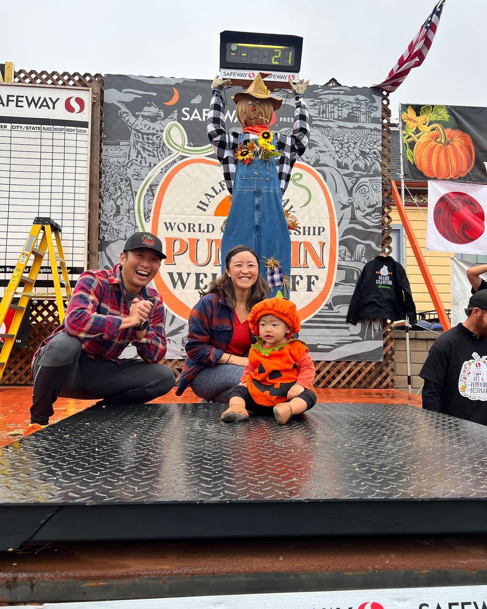 Baby weighing contest? 🎃🎃🎃