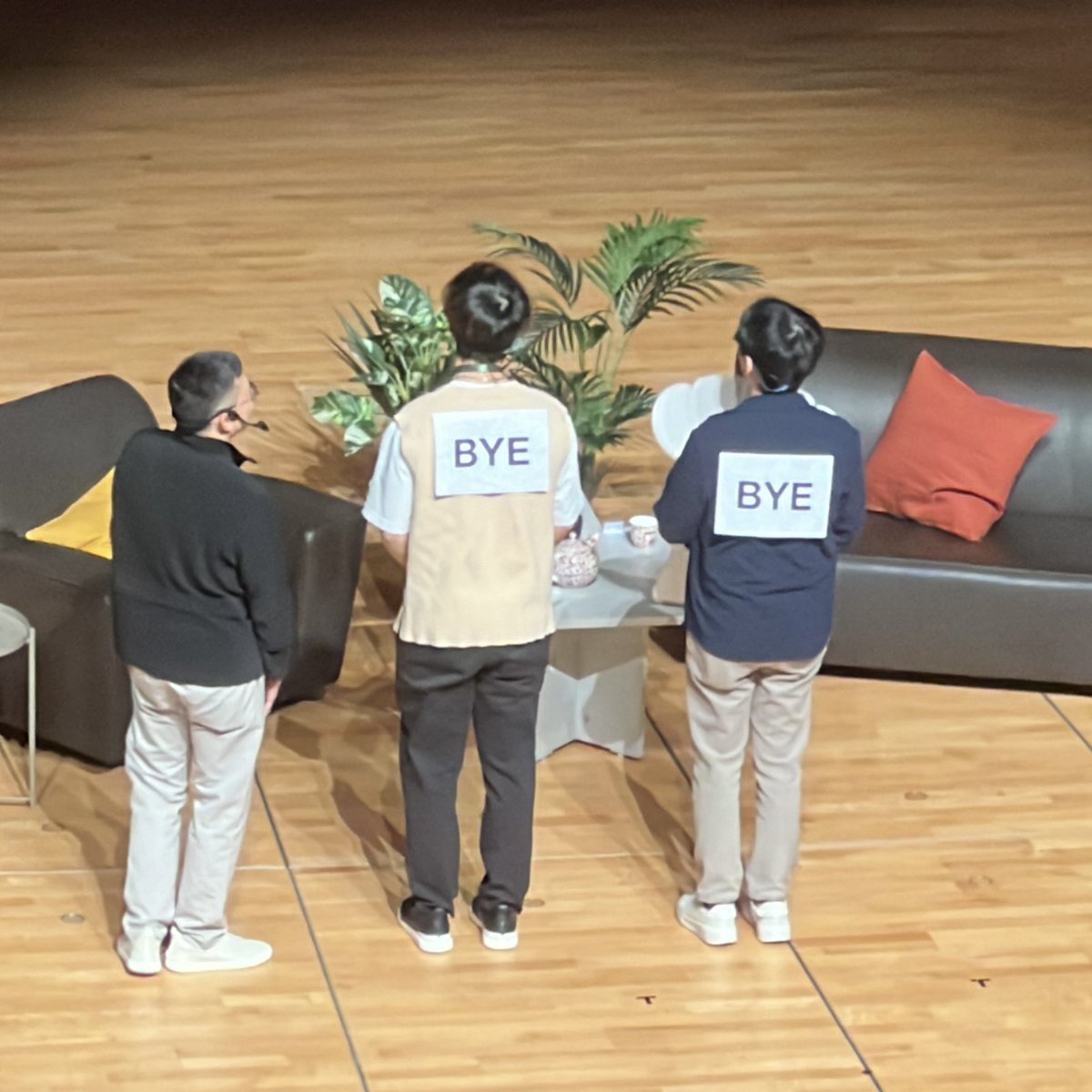 theoncetimes's tweet photo. Our journalist captured TwoSet Violin's final performance in Hong Kong on October 29

Congratulations on receiving the Ling Ling Award at HKU before ending your chapter at Twoset🏅 Forever in our hearts 🎻

#twosetviolin https://t.co/f8SaqyOirY