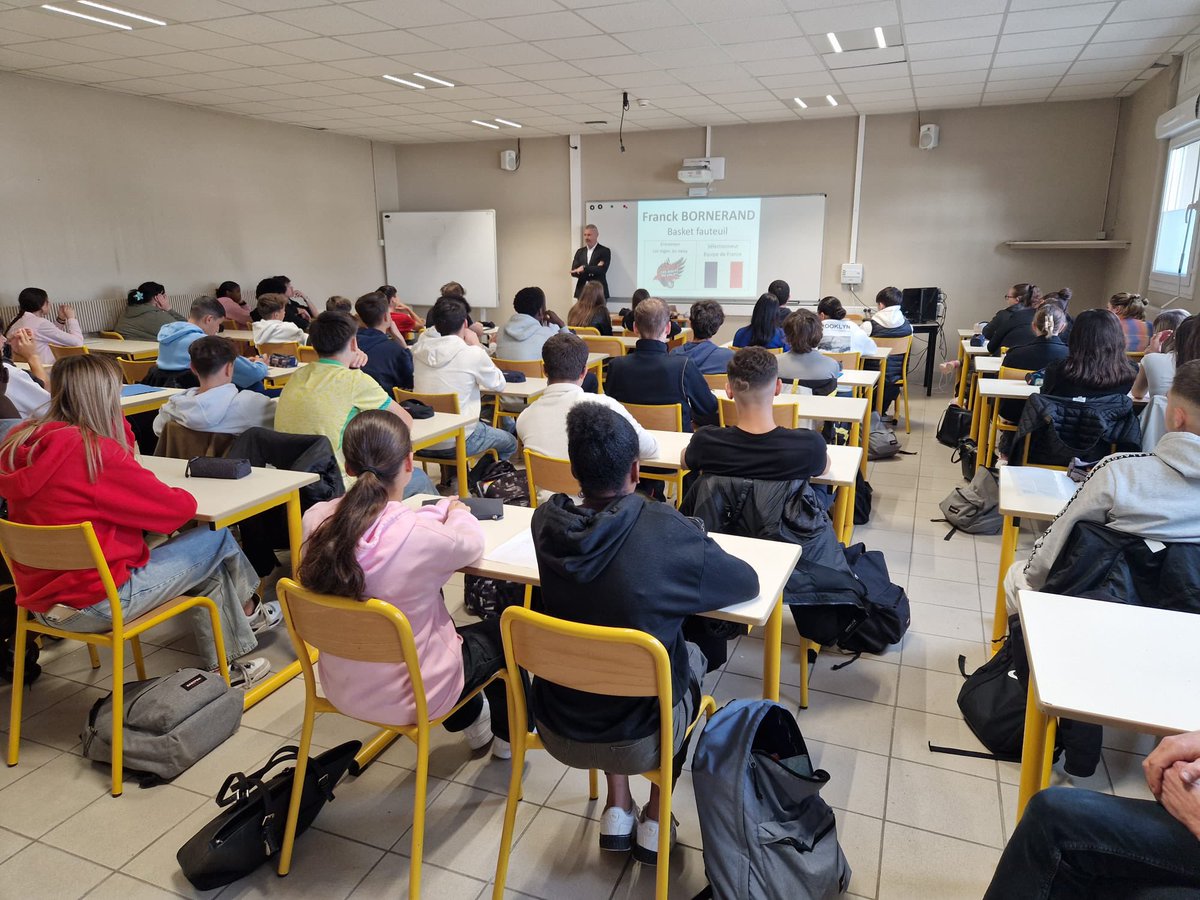 JeanMonnet43's tweet photo. Les jeux #paralympiques 2024 au Lycée 💫Rencontre exceptionnelle avec  Franck Bornerand, l'entraîneur des Aigles du Velay mais surtout de l'équipe de France 🇫🇷de basket fauteuil ! Les élèves ont été inspirés par son parcours. 🙏🏼🙏🏼🙏🏼
#sport #paralympiques #inspiration #handisport https://t.co/VRZYlWO4nJ