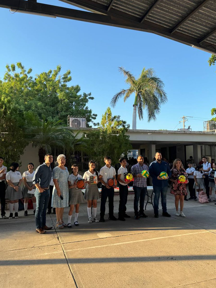 ManuelScott07's tweet photo. Esta mañana fue el 5to lunes consecutivo visitando escuelas de nuestro municipio, en esta ocasión fue la Escuela secundaria técnica No.56

Un México nuevo se construye con todas las infancias en nuestro país. #educacion #cajeme https://t.co/NtByFhH6By