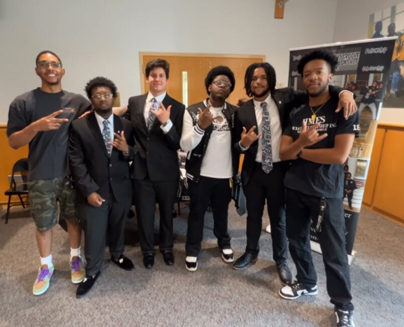 UMESNews's tweet photo. On Saturday, Oct. 12, the Groove Phi Groove Social Fellowship celebrated 62 years of brotherhood since 1962! Happy Founders’ Day to the Grooves on the Moves! ⚫️⚪️ #gphig #groovephigroove https://t.co/VWwVNHS1bF