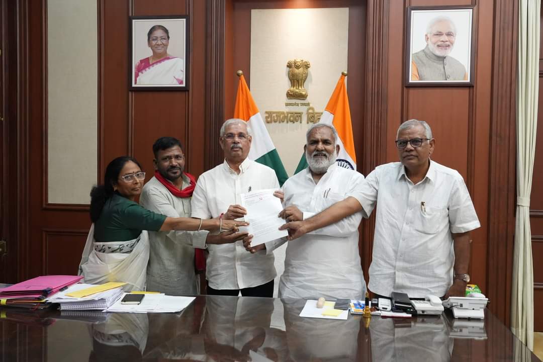 Shashi_Aipwa's tweet image. बिहार की डबल इंजन सरकार में दलितों की बढ़ती हत्याओं,दलित_महिला_अल्पसंख्यकों के ऊपर जारी हिंसा,मज़दूरों_स्कीम वर्कर्स के प्रति बेरुखी और बाढ़ पीड़ितों के प्रति असंवेदनशील रवैया को लेकर माले विधायकों_विधान पार्षद की ओर से एक स्मारपत्र सौंपा गया। इसलिये कि सरकार वेंटीलेटर पर है!