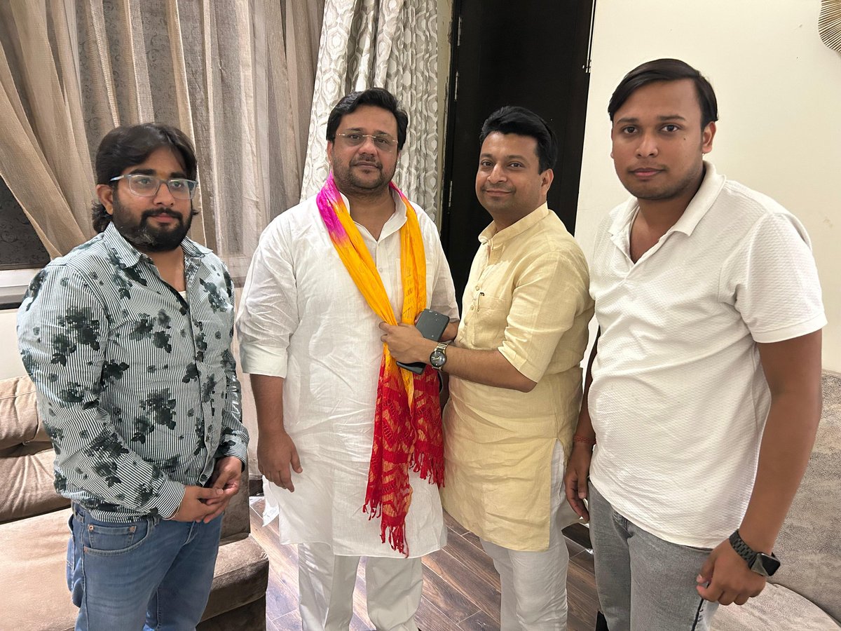 Sanskarjain270's tweet image. समाजवादी पार्टी के कद्दावर नेता पूर्व कैबिनेट मंत्री बड़े भाई आदरणीय यासर शाह जी से आज उनके लखनऊ आवास पर बड़े भाई सुदीप जैन व भाई शुभम जैन के साथ आत्मीय भेंट हुई।
@yasarshah_SP @JyotiDevSpeaks @Sudeep_Jain_Mrt