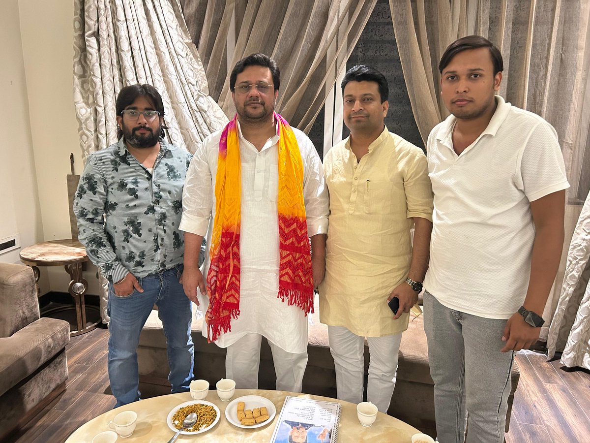 Sanskarjain270's tweet image. समाजवादी पार्टी के कद्दावर नेता पूर्व कैबिनेट मंत्री बड़े भाई आदरणीय यासर शाह जी से आज उनके लखनऊ आवास पर बड़े भाई सुदीप जैन व भाई शुभम जैन के साथ आत्मीय भेंट हुई।
@yasarshah_SP @JyotiDevSpeaks @Sudeep_Jain_Mrt
