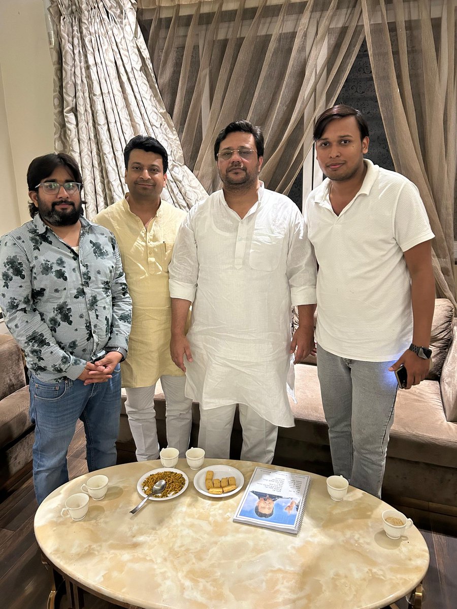 Sanskarjain270's tweet image. समाजवादी पार्टी के कद्दावर नेता पूर्व कैबिनेट मंत्री बड़े भाई आदरणीय यासर शाह जी से आज उनके लखनऊ आवास पर बड़े भाई सुदीप जैन व भाई शुभम जैन के साथ आत्मीय भेंट हुई।
@yasarshah_SP @JyotiDevSpeaks @Sudeep_Jain_Mrt