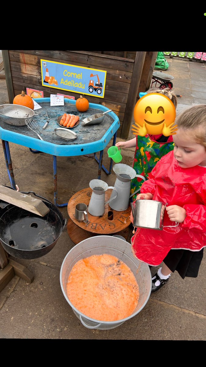 Dosbarth Meithrin wrth eu boddau - Meithrin exploring Halloween activities based on ‘Wwsh Ar Y Brwsh’ 🧹