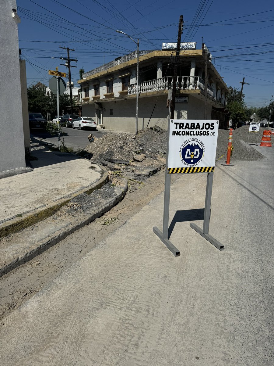 ABRILGARZA's tweet photo. Día 50 de esta obra inconclusa que invade TODA mi cochera
Ni @ayd_monterrey  ni @daniel_carrillo resuelven. @GobSanNicolas @samuel_garcias https://t.co/ZWWbX0dbqf