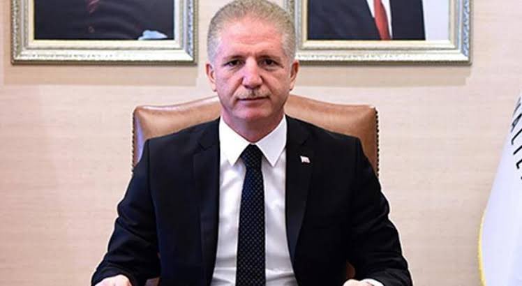 HurmaEdit's tweet photo. 🗣️ Şişli Belediye Başkanı Resul Emrah Şahan:

Devlet yetmiyor, kurumlar çöktü, izin versinler okulları temizleyeceğiz.

🗣️ İstanbul Valisi Davut Gül:

Temizlik yapmak istiyorlarsa, pislikten geçilmeyen arka sokaklardan başlayabilirler.

Çok paraları varsa, yıllardır ödemedikleri borçlarını ödeyebilirler.

Kendi asli işlerini yaptıktan sonra diğer kamu hizmetlerine ya da öğrencilerimize destek vermek isterlerse bir protokol dahilinde tamamına destek de olabilirler.

Ama 3.963 okuldan 5 tanesine temizlik personeli desteği, 3 milyon öğrenciden 250 tanesine yemek desteği vererek sosyal medya belediyeciliğiyle laf cambazlığı yapmalarına ve binlerce emekçinin ortaya koyduğu hizmeti karalamalarına müsade etmeyeceğiz.