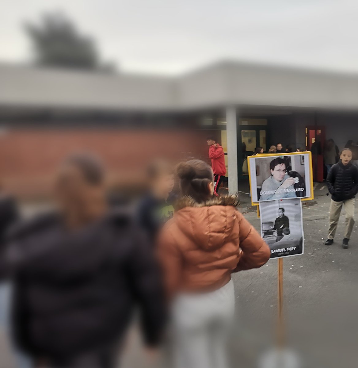 Un moment de recueillement en hommage a Samuel Paty et Dominique Bernard a été respecté avec emotion par toute la communauté scolaire. Les quelques minutes précédent
ont été l occasion pour certains élèves de découvrir leur portrait, leur histoire... Et de poser des questions...