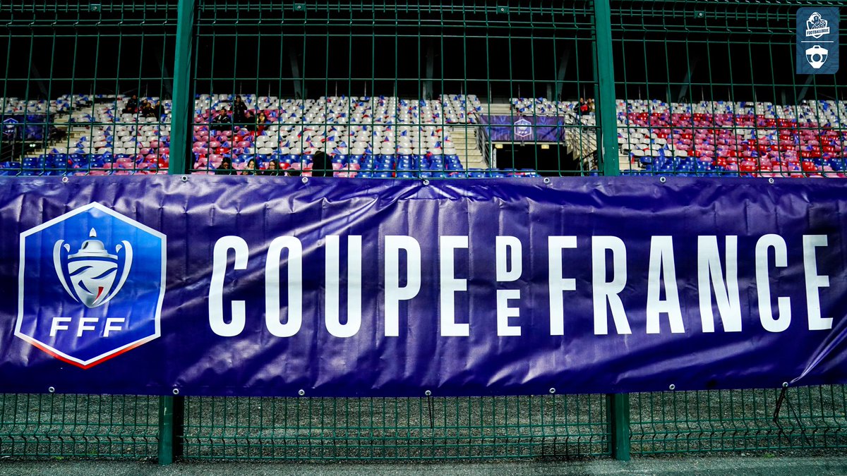Footballogue's tweet photo. Grosse frayeur hier lors d'un match du 5e tour de la Coupe de France entre le SC Roeschwoog (D2) et le FR Haguenau (R2) ! 😨🇫🇷

Aux environs de l'heure de jeu, un délégué officiel de la Ligue du Grand Est a été victime d'un malaise cardiaque. 

Grâce à la rapide intervention de l'un des joueurs, pompier de métier, ainsi que des infirmières présentes au stade, les premiers gestes ont pu être pratiqués avant l'arrivée des secours ! 👏

Le match a lui été définitivement interrompu et le club de Roeschwoog, qui perdait 1-3 au moment des faits, a indiqué qu'il souhaitait pas que celui-ci ne soit rejoué.

(Communiqué de la Ligue du Grand Est de Football Alsace sur Facebook)