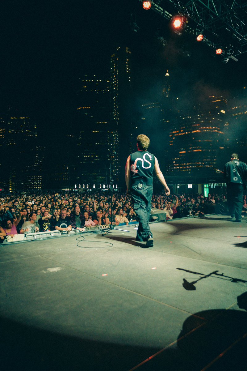 Nothing But Thieves live in New York City at The Rooftop at Pier 17.

Ridiculous venue and an all time favourite show.