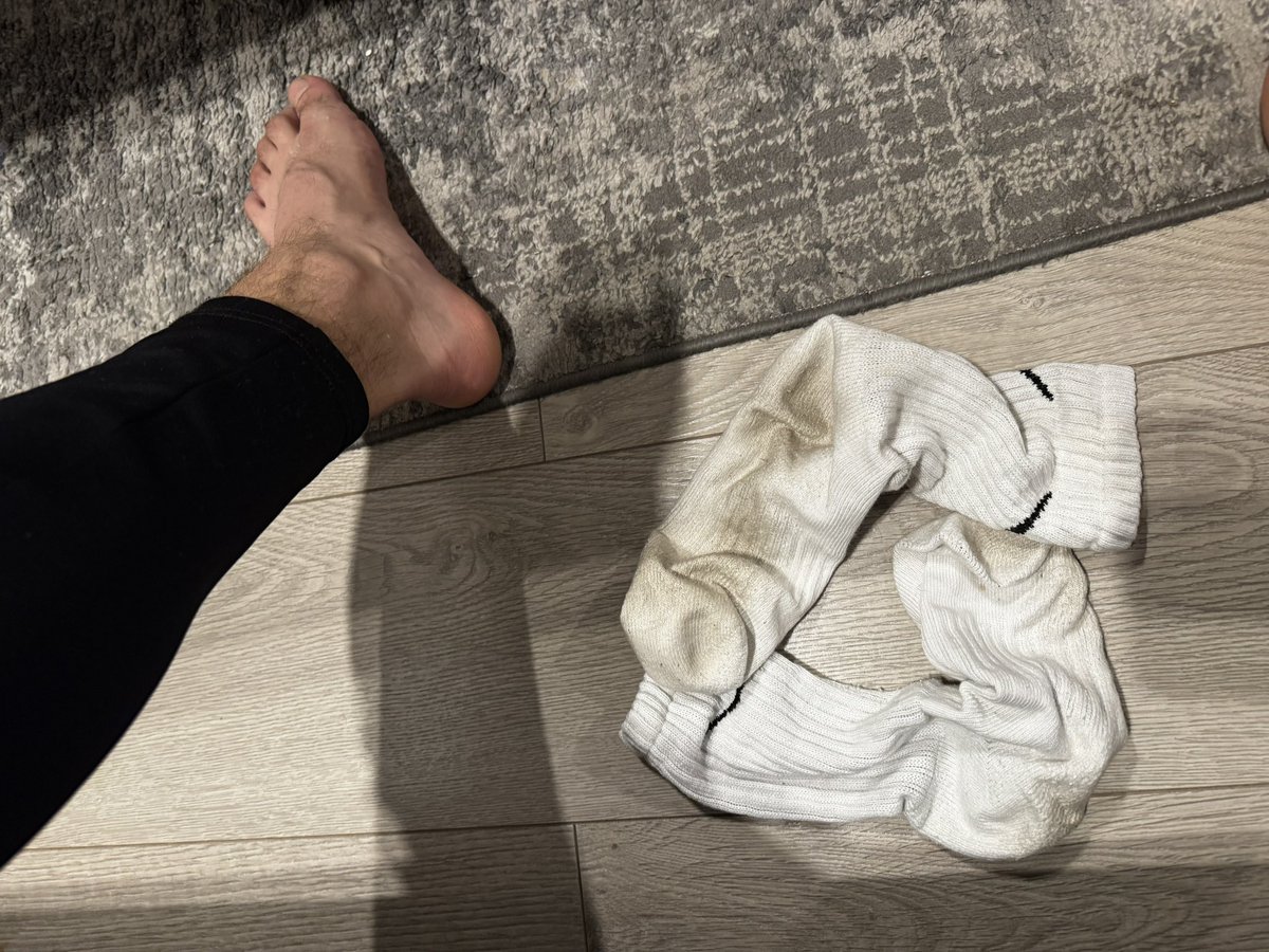 KubaMaster98's tweet photo. Spocone, oplute i oryginalne. 
Który pies wypierze w pysku?

#feet #foot #socks #dirtysocks #socksworship #findom #master #alpha #paypig #cashmaster https://t.co/FYFfM6ctJV
