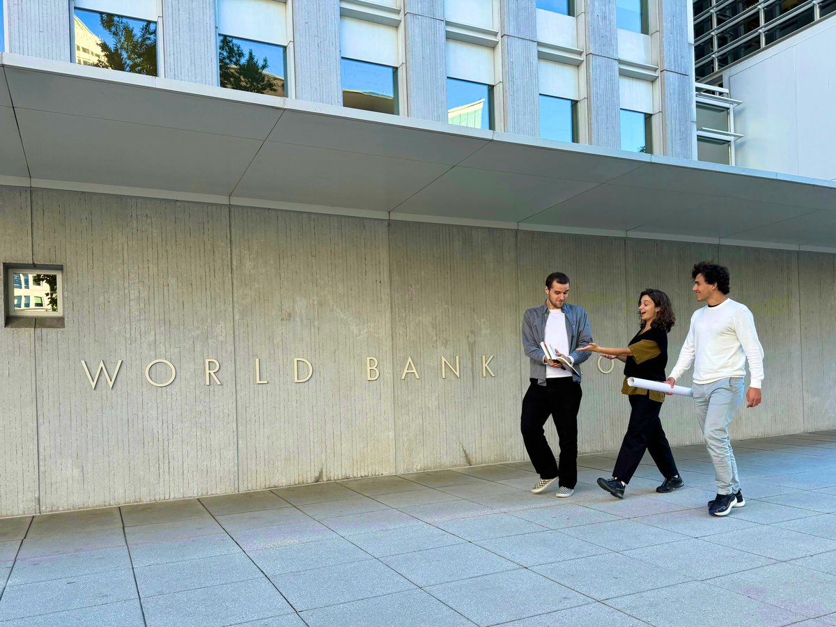 The #SocialComplexityLab at <a href="/NetMob24/">NetMob</a>. Such an inspiring experience! Excited to continue learning ✨ <a href="/LCB0B/">Louis</a> <a href="/DelussuFederico/">Federico Delussu</a>