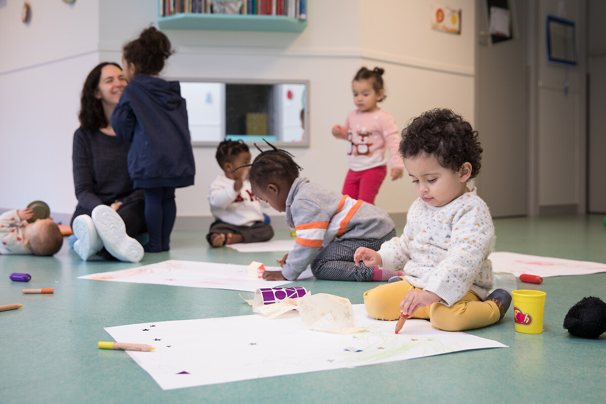 À #Rennes, la politique de la petite enfance s’appuie sur des partenaires associatifs à but non lucratif et sur une régie municipale, pour éviter les logiques de marché délétères qui placent l’argent avant l’humain. ⤵️