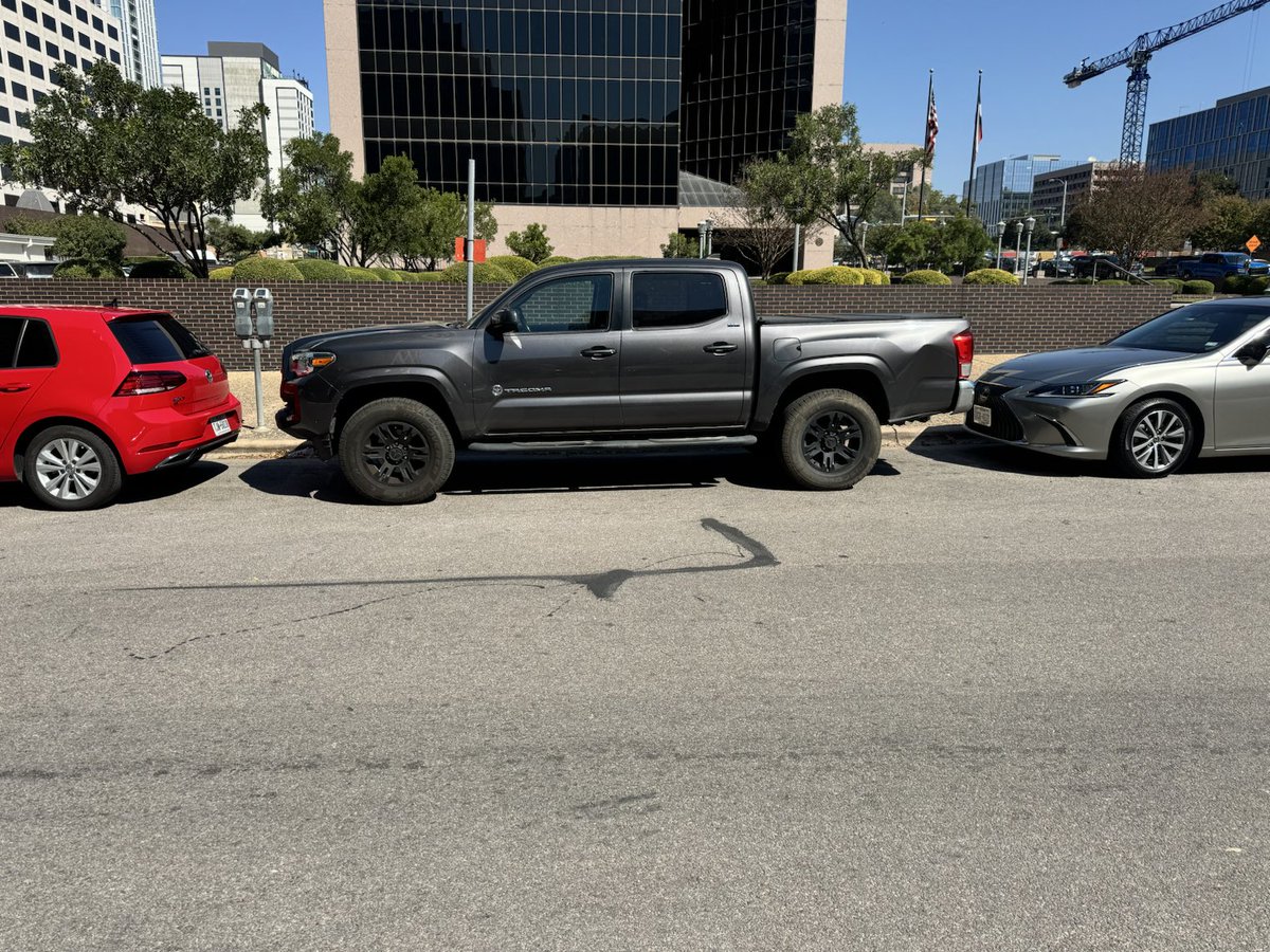 burrfeast's tweet image. Good ole fashioned #selfpromotion here to show off my tight and skillful #parallelparking capabilities. Your boy slid this Tacoma right into that minimally sized parking spot #seamlessly. Let’s see self driving cars hit these angles ⁦@elonmusk⁩