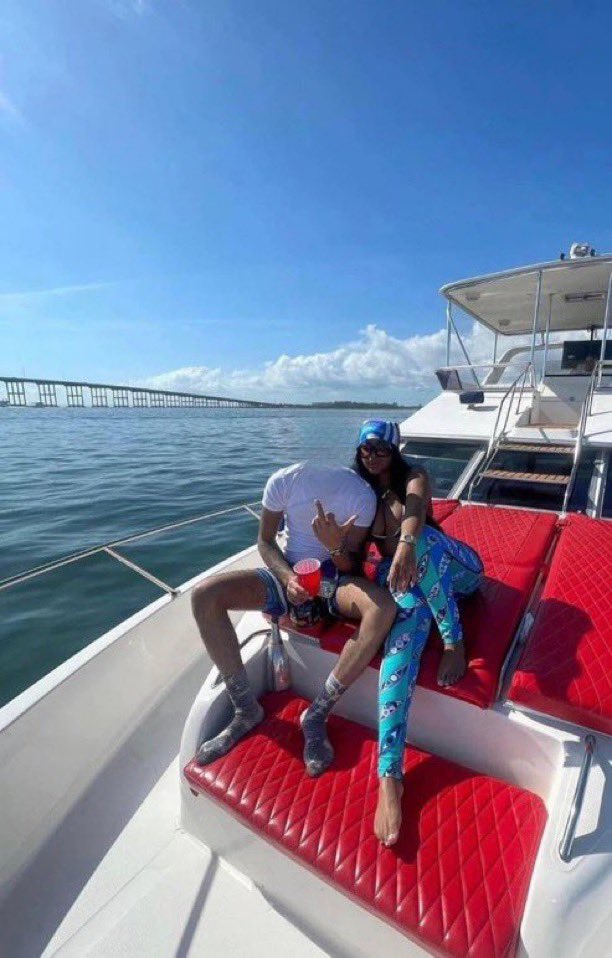 ayeejuju's tweet image. imagine doing all this for a girl and being posted like this 😭😭